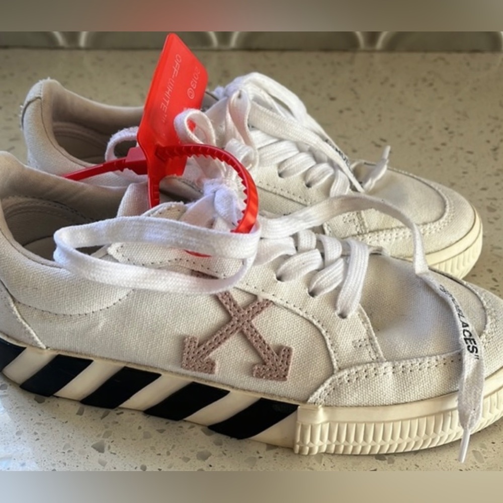 Off-White Low Vulcanized Sneaker very light purpleish pink size 35 / 5 US